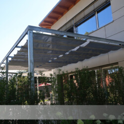 Soliday-Raff-Sonnensegel Psychiatrische Klinik Uelzen, Tuch Austronet Raff-Sonnensegel von Soliday in Klinik. Auch für Sonnenschutz in Seniorenanlagen geeignet.