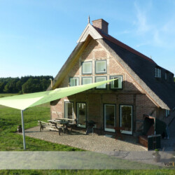 Sonnensegel an Fachwerkhaus Aufrollbares Sonnensegel in grün an einem Fachwerkhaus in einem Gestütt