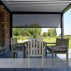 Lamellen-Terrassendach mit senkrechtem ZIP-Screen Lamellendach mit geöfneten Lamellen und halb abgesenktem ZIP-Screen