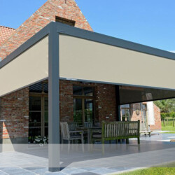 Lamellendach mit ZIP-Screens Lamellendach mit halb abgesenkten ZIP-Screens