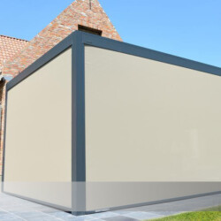 Geschlossene ZIP-Screens an Terrassendach Terrassendach mit rundum gesschlossenen (heruntergefahrenen) ZIP-Screens (Senkrechtmarkisen)