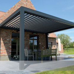 Lamellen-Terrassendach anthrazit Lamellendach mit geöfneten Lamellen