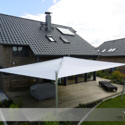 Graues Rollup-Segel Rotklinkerhaus mit einem Soliday-C Diagonalwellensegel auf Aluminium-Masten