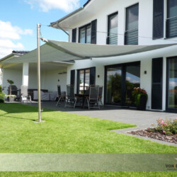 Motorisch aufrollbares Sonnensegel Soliday-C Motorisch aufrollbares Sonnensegel Soliday-C an einem modernen Landhaus