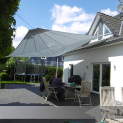 RollUp-Sonnensegel-Soliday-C - grau Graues RollUp-Sonnensegel Soliday-C auf Terrasse mit Befestigungen an Dach und Aluminiummasten