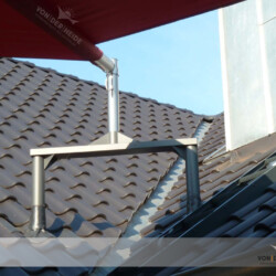 Dachmontage auf Winkelbungalow Montage eines Sonnensegels über der Dachkehle mittels einer Konstruktion aus Edelstahl