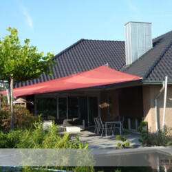 Rollup-Sonnensegel an Winkelbungalow Rollup-Sonnensegel mit Aufdachmontage an einem Winkelbungalow in Kröpppelshagen