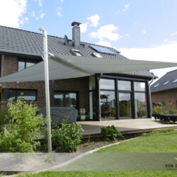 Rotklinkerhaus mit Soliday-C Rotklinkerhaus mit einem Soliday-C Diagonalwellensegel auf Alumasten