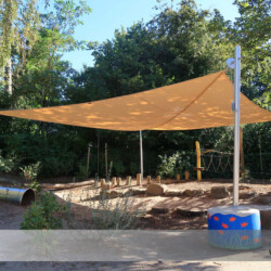 Großes Kita-Segel Soliday-M Großes aufrollbares Kita-Segel mit dekoriertem Rundbetonfuß