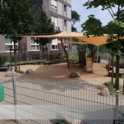 Robinienmast mi Rund-Betonfuß Mast aus Robinienholz mit einer überirdischen Befestigung in einem Rund-Betonfuß