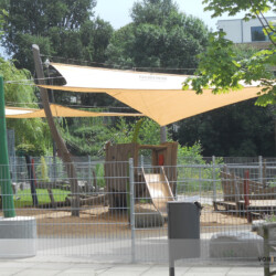 Sonnensegel an Robinienpfählen Die aufrollbaren Sonnensegel sind an vorhandenen Robinienpfählen und zusätzlichen Robinienmasten mit Rund-Betonfüßen befestigt