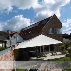 Sonnenschutz- und Wetterschutzsegel Soliday-C Sonnenschutz- und Wetterschutzsegel an einem Rotklinkerhaus in Lübeck