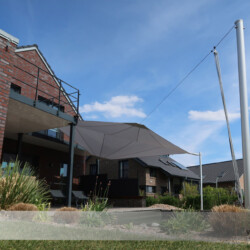 Schutz und Behaglichkeit unter Rollup-Segel Aufrollbares Sonnensegel auf der Terrasse eines Wohnhauses mit Schwimmteich in Buxtehude