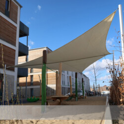 Individuelle Sonnenschutzlösungen für Kitas Ob über Sandkisten, Spielgeräten oder Sitzplätzen. Wir sorgen für Sonnenschutz Ihrer Kinder. Hier manuell aufrollbares Sonnensegel