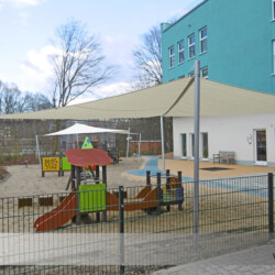 UV-Schutz mittels Sonnensegeln in Kita Ob über Sandkisten, Spielgeräten oder Sitzplätzen. Wir sorgen für Sonnenschutz Ihrer Kinder. Hier manuell aufrollbare Sonnensegel