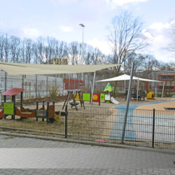 Vorbildlicher Sonnenschutz in Kita Kinderzimmer Hamburg-Bermbek Sonnensegel über Spielgeräten und Sandkisten in einer Kita in Hamburg-Barmbek