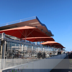 Schirme auf Restaurant-Terrasse am Yachthafen Damp Gastroschirme May-Schattello im Ostseeresort Damp