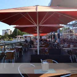 Schirme auf Restaurant-Terrasse am Yachthafen Damp Gastroschirme May-Schattello im Ostseeresort Damp