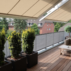 Sonnen-, Wetter- und Sichtschutz VDH-Schwebemarkisen markilux und Brüstungssichtschutz auf einem Balkon in Hamburg Niendorf