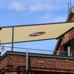 Markilux Pergola-Markise mit Werbedruck Markilux Pergola-Markise auf Dachterrasse in Hamburg mit Werbedruck "Streckels & Schrader"