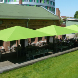 Große Gastroschirme am Gasometer Berlin EUREF-Campus Große Gastroschirme Restaurant Alte-Schmiede am Gasometer Berlin auf dem EUREF-Campus
