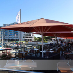 Schirme auf Restaurant-Terrasse am Yachthafen Damp Gastroschirme May-Schattello im Ostseeresort Damp