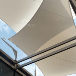 Hypar-Segel auf Edelstahlmasten über einem Atrium Hypar-Segel auf Edelstahlmasten über einem Atrium als Wetterschutz für Mitarbeiter (Verden an der Aller)