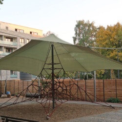 Saisonsegel über Spielgerät Großes Sonnensegel über Spielgeräte in Hamburg-St.Georg