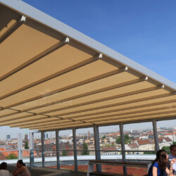 Faltpergola Leiner-Sunrain auf Dachterrasse in Berlin Faltpergola Leiner-Sunrain auf Dachterrasse in Berlin zum Schutz vor Sonne und Regen