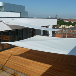 Weiße Sonnensegel auf Dachterrasse EUREF-Campus Berlin Weiße Rollup-Segel mit Diagonalwelle auf Dachterrasse EUREF-Campus Berlin