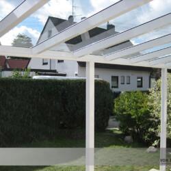 Terrassen-Glasdach. Ansicht von unten. Terrassen-Glasdach Modell Systemdach. Farbe weiß