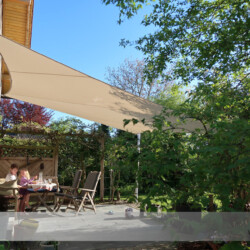 Saisonsegel an Holzhaus Festverspanntes Sonnensegel für Sommersaison