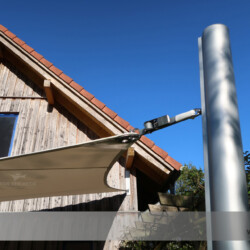 Sonnensegel-Verspannung Sonnensegel-Verspannung an einem VDH-Vario-Designmast mit Flexschiene (flexible Verpsannungshöhe)
