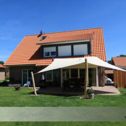 Saisonsegel mit Dachmontage und Robinienstämmen - Frontalansicht Großes Fünfpunkt-Saisonsegel mit Dachmontage und Robinienmasten. Hyparform