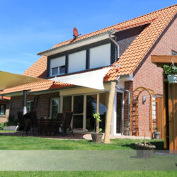 Saisonsegel mit Dachmontage und Robinienstämmen Großes Fünfpunkt-Saisonsegel mit Dachmontage und Robinienmasten