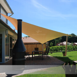 Saisonsegel mit Dachmontage und Robinienmasten Großes Fünfpunkt-Saisonsegel mit Dachmontage und Robinienmasten