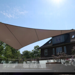 Saisonsegel im Villenviertel Bergedorf Festverspanntes Sonnensegel für Sommersaison im Villenviertel Bergedorf