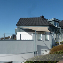 Saisonales Sonnensegel Festverspanntes Sonnensegel mit abgewinkelten Masten in Bad Segelberg zur saisonalen Nutzung