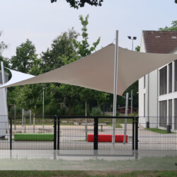 Sonnensegel in Norderstedter Schule Schüler und Lehrer in Norderstedt geschützt vor Sonne und vor Regen
