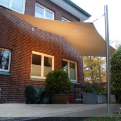 Saisonsegel in beige an Rotklinkerhaus Beleuchtetes Saisonsegel in beige an einem Massivhaus in Soltau