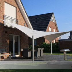 Saison-Hyparsegel mit Wand- und Mastbefestigungen Saison-Hyparsegel mit zwei Wandkonsolen und drei VDH-Vario-Designmasten aus Alu nähe Lüneburg