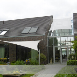 Terrassensegel und Sonnensegel auf Glasdach Sonnensegel auf einer Terrasse und auf einem Gebäude mit Glasdach in Zerrantin am Schaalsee