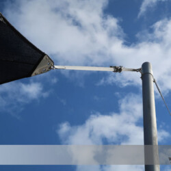 Detail einer Profi-Segelverspannung Saisonsegelverspannung-mit-Edelstahl-Gurtbandratsche