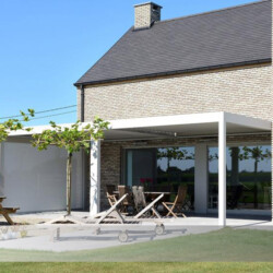 Kipplamellendach mit seitlichem Zip-Screen Terrassendach mit kippbaren Lamellen und seitlichen Senkrechtmarkisen (Zip-Screens)