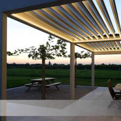 Lamellendach mit geöffneten Lamellen Doppel-Lamellendach mit geöffneten (aufgestellten) Lamellen und LED-Beleuchtung