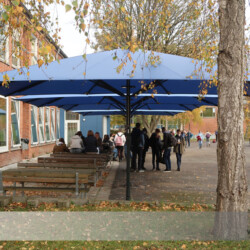 Sonnenschirme in Kieler Schule Vier Profi-Großschirme bieten UV-Schutz auf dem Schulhof dieser Schule in Kiel