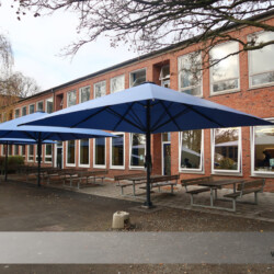 Sonnenschirme in Schule Vier Profi-Großschirme bieten UV-Schutz auf dem Schulhof dieser Schule in Kiel