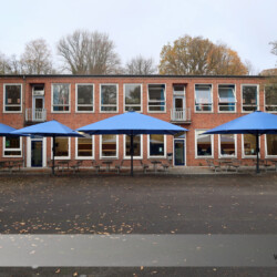 Groß-Schirme in Kieler Schule - nützlich und schick Profi-Großschirme werten die Schule erheblich auf