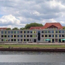 Großschirme und Sonnensegel in Lübecker Schule Schule Lübeck XXL-Schirme GLATZ und Sonnensegel