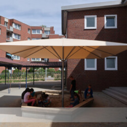 Quadratschirm in Sandkiste Quadratischer Profi-Großschirm 5x5m für Sandkiste in Schule